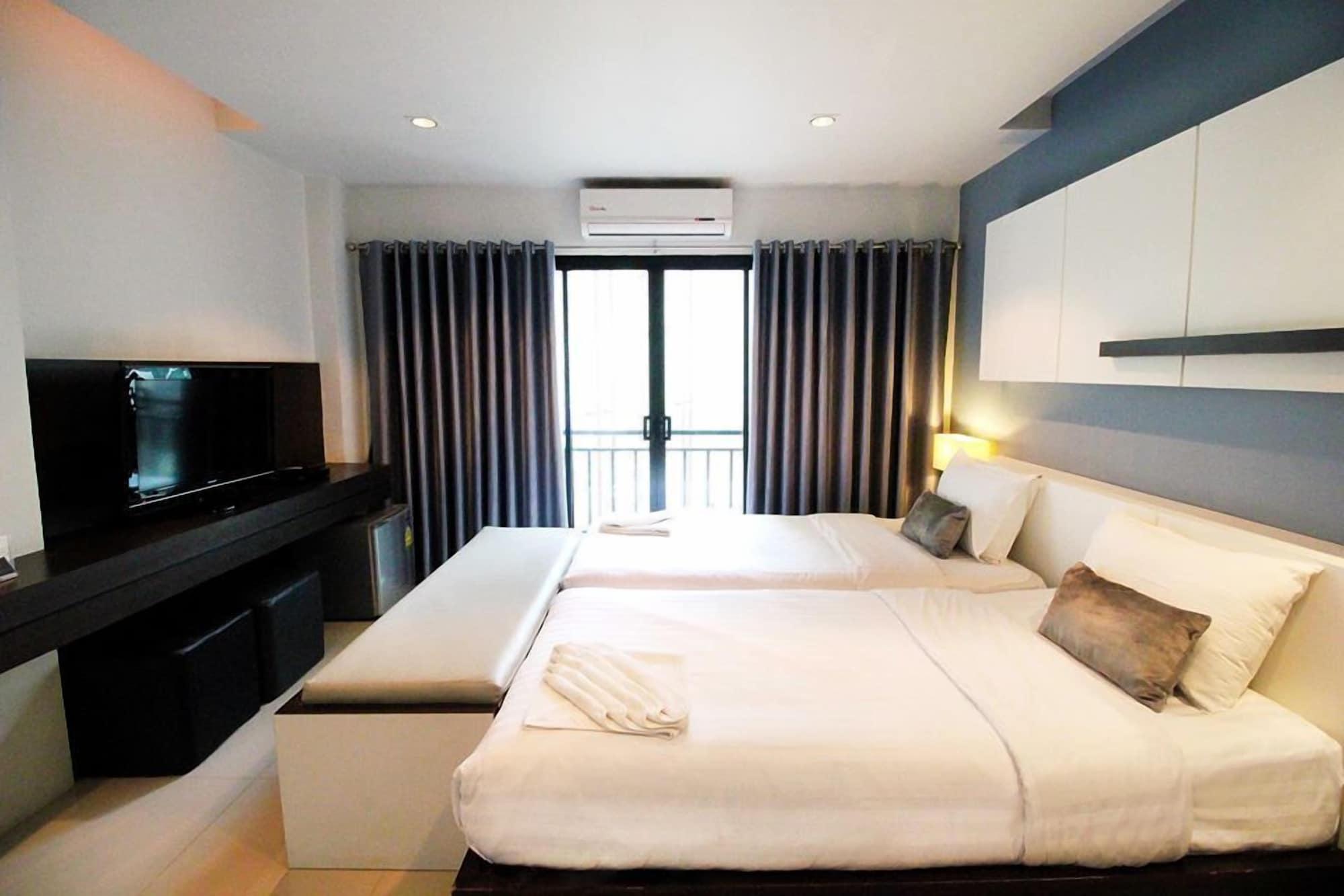 The Artist House Hotel Patong Exterior photo